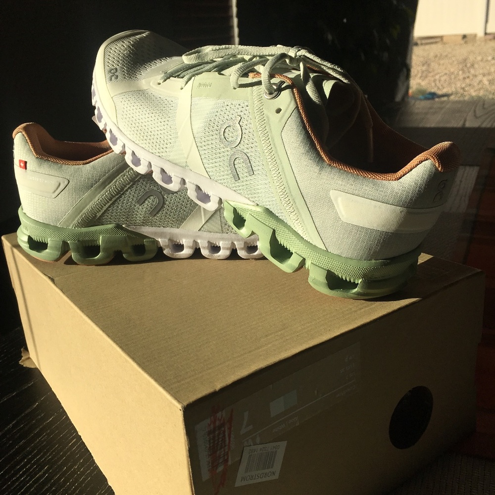 On Cloudflow NWT Aloe White Sneakers Women’s 7